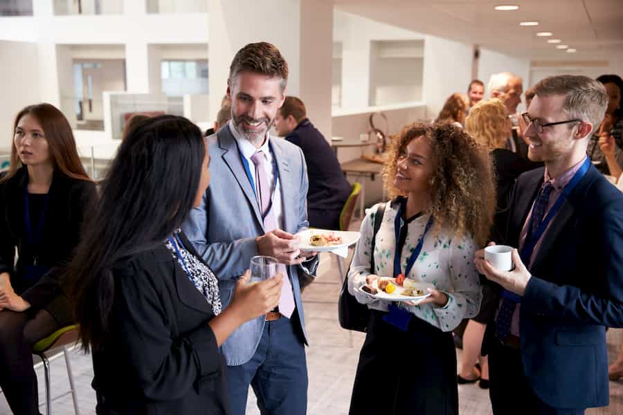 delegates-networking-during-conference-lunch